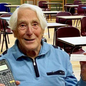 92 वर्ष के डेरेक स्किपर ने दसवीं कक्षा की परीक्षा पास की 3